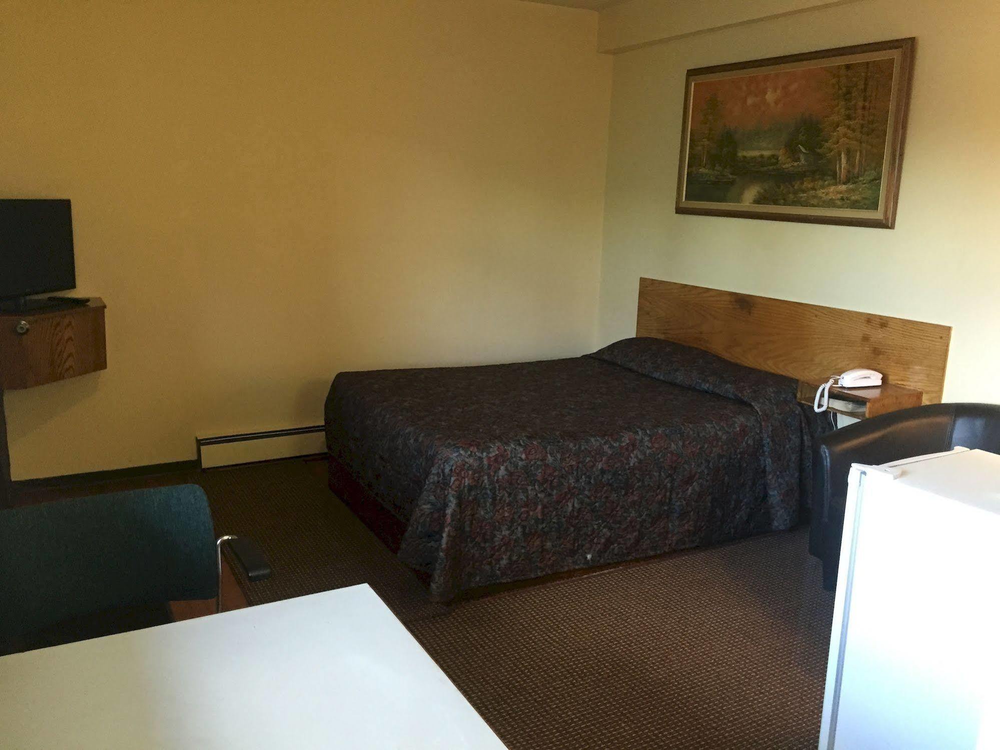 Northern Lites Motel Yellowknife Bagian luar foto
